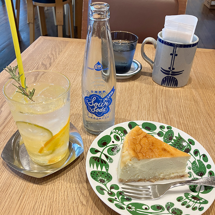 店員さんおすすめの自家製シトラスソーダとチーズケーキを頂きました♪